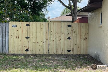 Fence with hinges